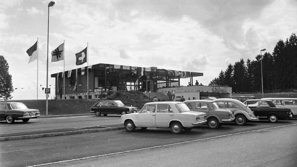 Eine Autobahnraststätte.