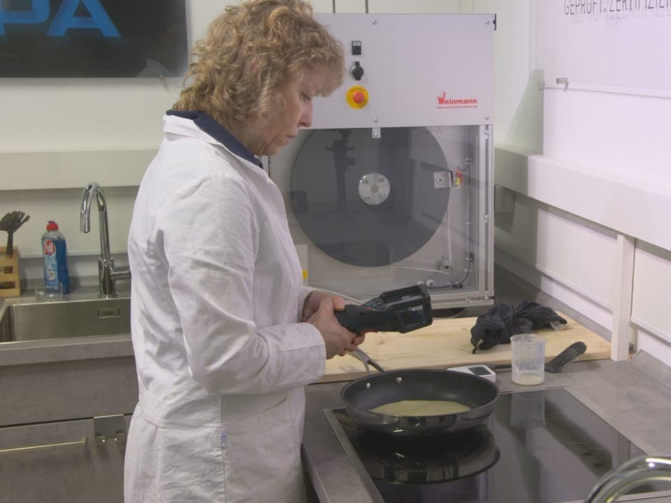  Mit standardisiertem Teig und Temperaturkontrolle brät Testleiterin Sabine Amme Omeletten in den Keramikpfannen.