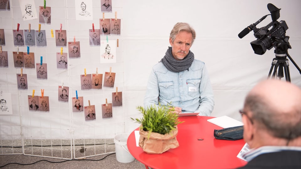 Die Besucher lassen sich von Illustrator Pirmin Beeler zeichnen.