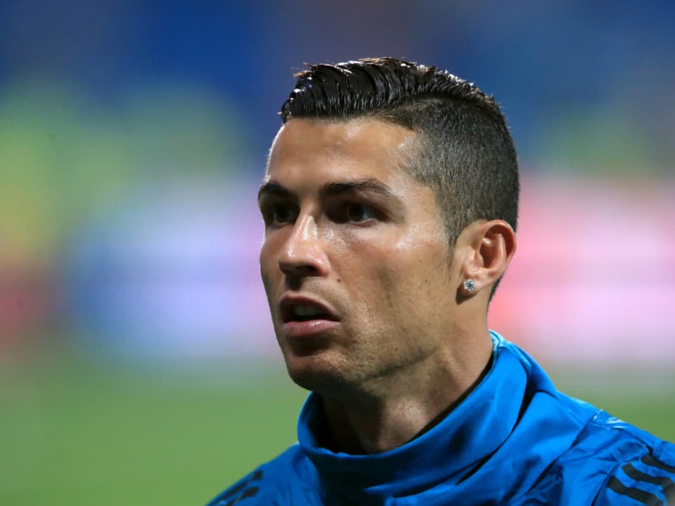 Cristiano Ronaldo mit gegeltem Haar vor einem Spiel.
