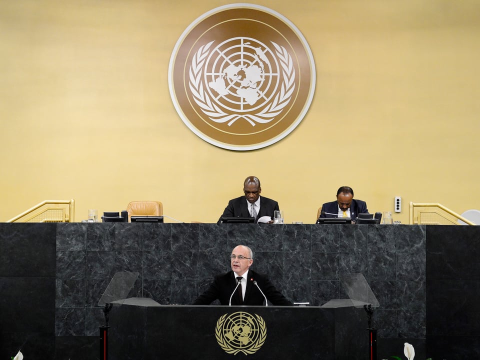 Maurer hält auf dem Podium in der UNO eine Rede.