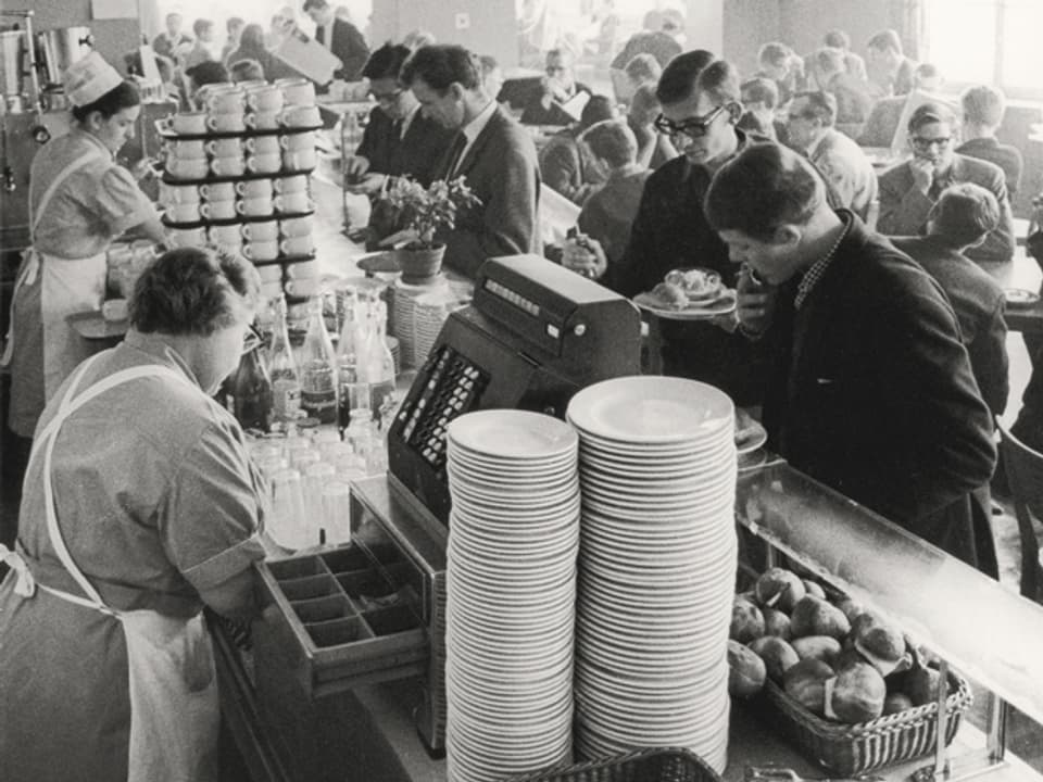 Im Studentenheim an der ETH Zürich türmen sich im Jahr 1965 die Teller.
