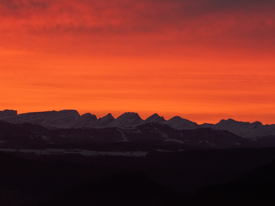Traumhafte Morgenstimmung über der Churfirstenkette von der Oberen Hueb bei Neftenbach aus gesehen.