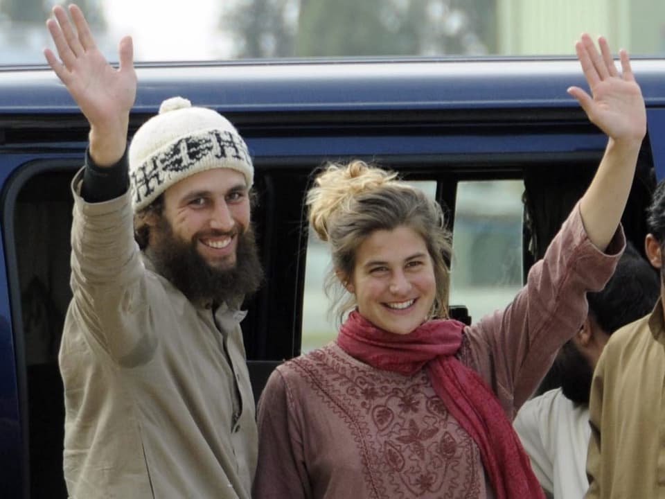 Daniela Widmer und David Och haben die Flucht geschafft, das pakistanische Militär fliegt sie nach Islamabad. 
