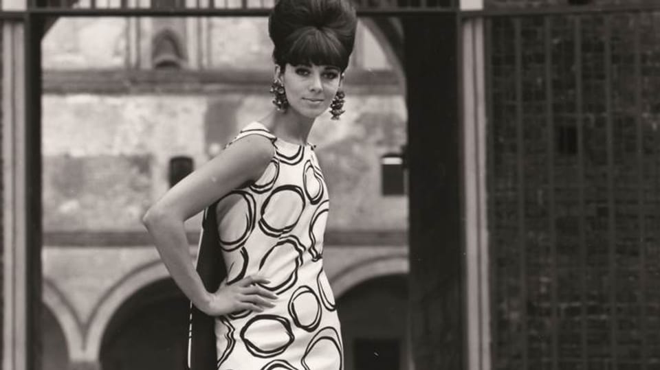 Ein Modell mit einem Kleid aus Glarner Stoff aus dem Jahre 1963.