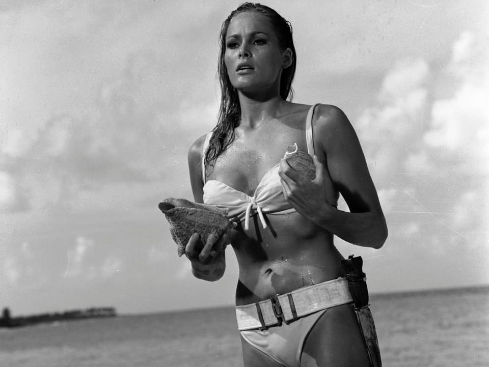 Ursula Andress in weissem Bikini. Szene aus James Bond Film "Dr- No."