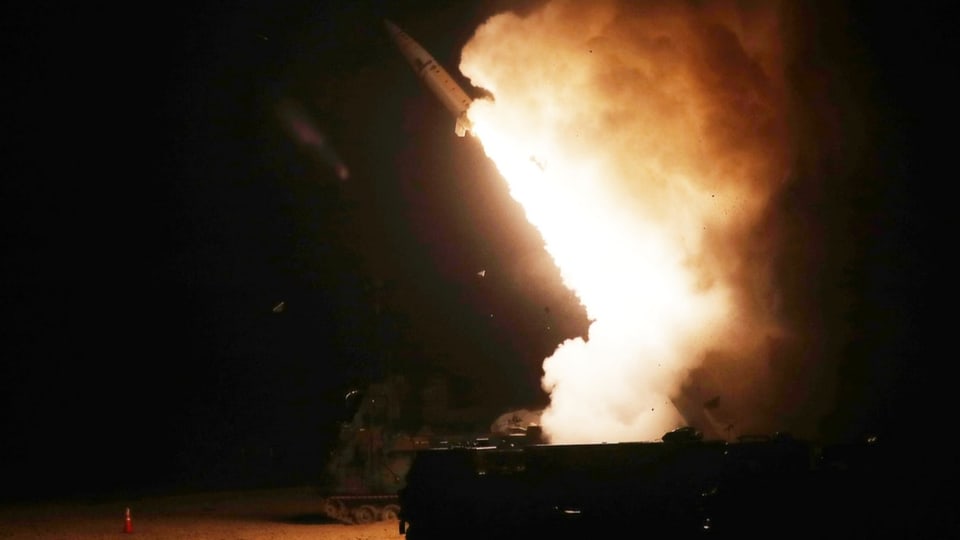 Zu sehen ist ein Raketen start.