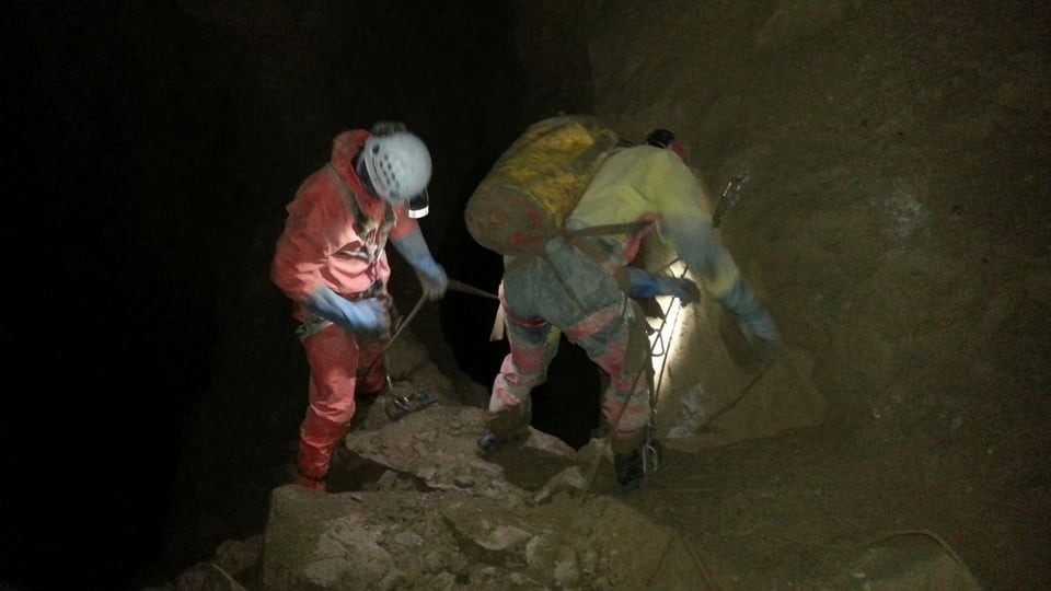 Zwei speziell ausgebildete Höhlenretter verschaffen sich Zugang zu der Höhle bei Habkern.