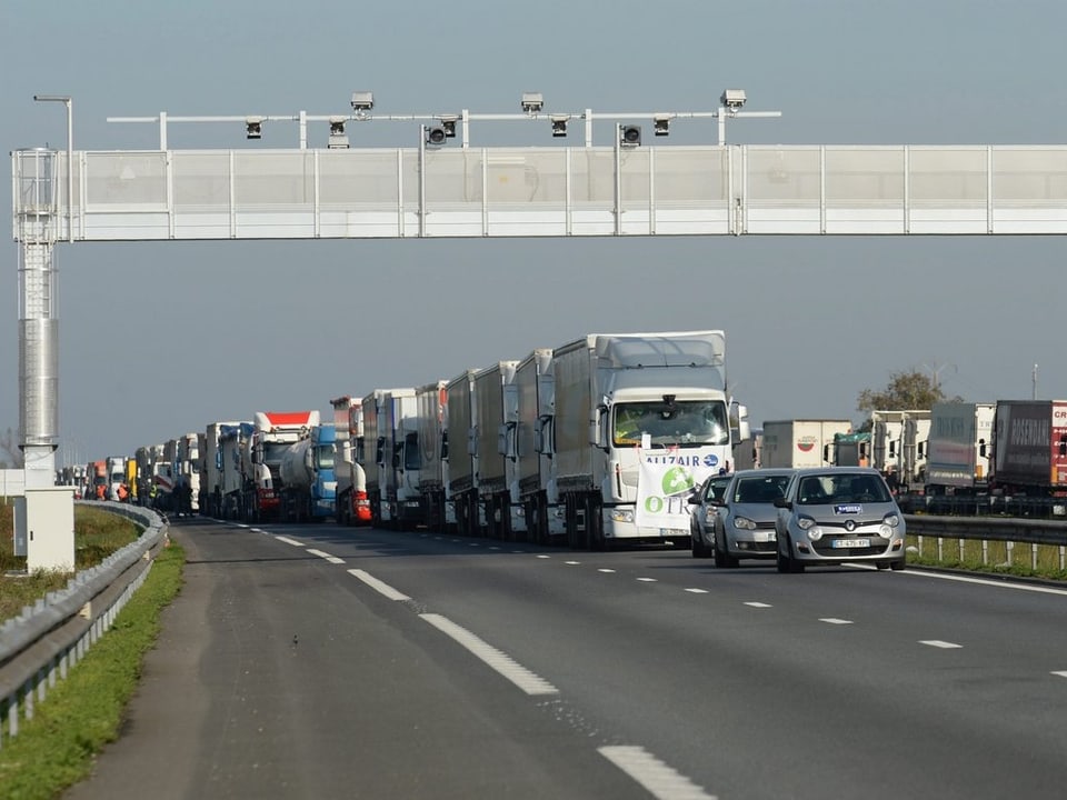 Lastwagen stehen auf einer Autobahn in Frankreich.