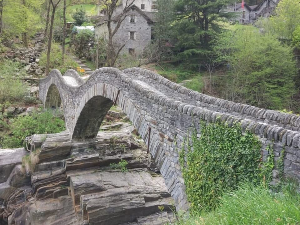 Alte bekannte Steinbrücke in Lavertezzo.
