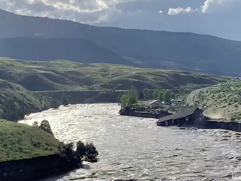 Ein Haus am Yellowstone River wird vom Wasser mitgerissen.