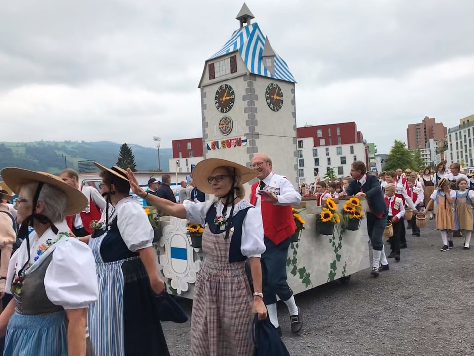 Rund 1100 Zugerinnen und Zuger mit ihren Vereinen, Zünften und Harmoniemusiken am Festumzug teil.