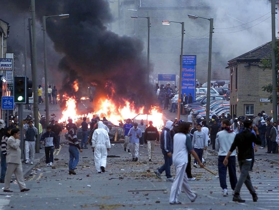 Jugendunruhen im Jahr 2001 in Bradford.