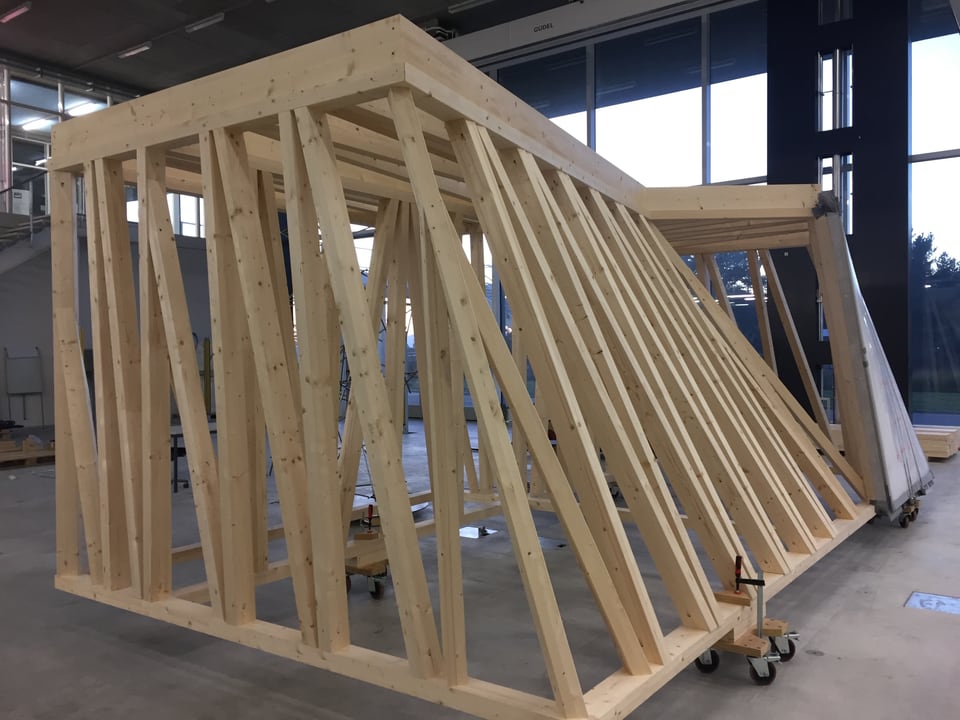 Eine Holzkonstruktion mit verschieden langen Balken.