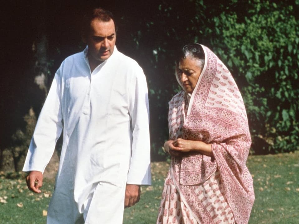 Rajiv und Indira Gandhi in einem Park gehend.