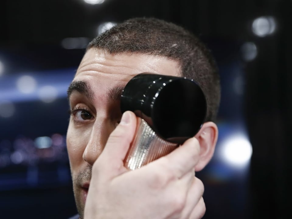 Ein Mitarbeiter demonstriert den Augenbrauchen-Applikator.