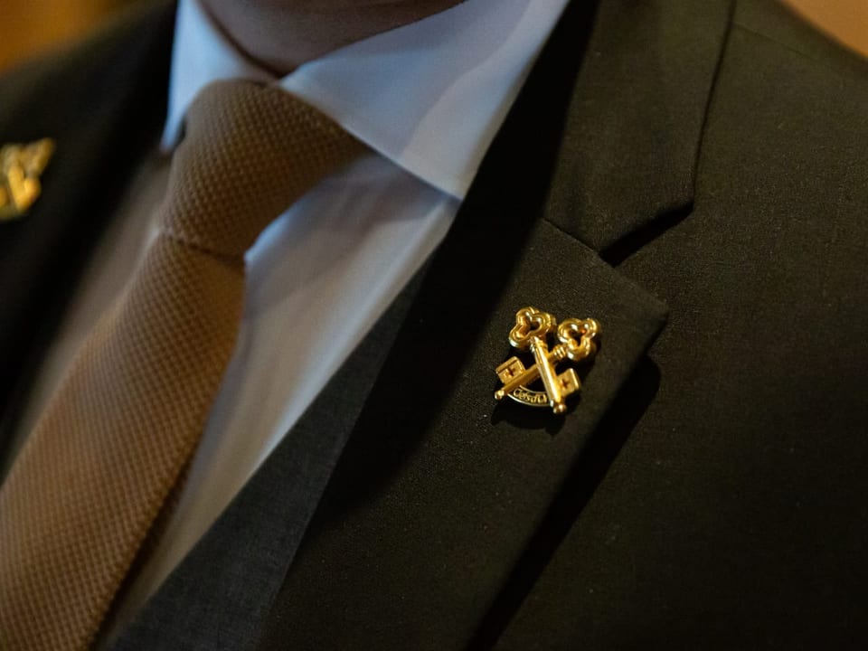 «Clefs d’Or» «Clefs d’Or» Brosche am Anzug