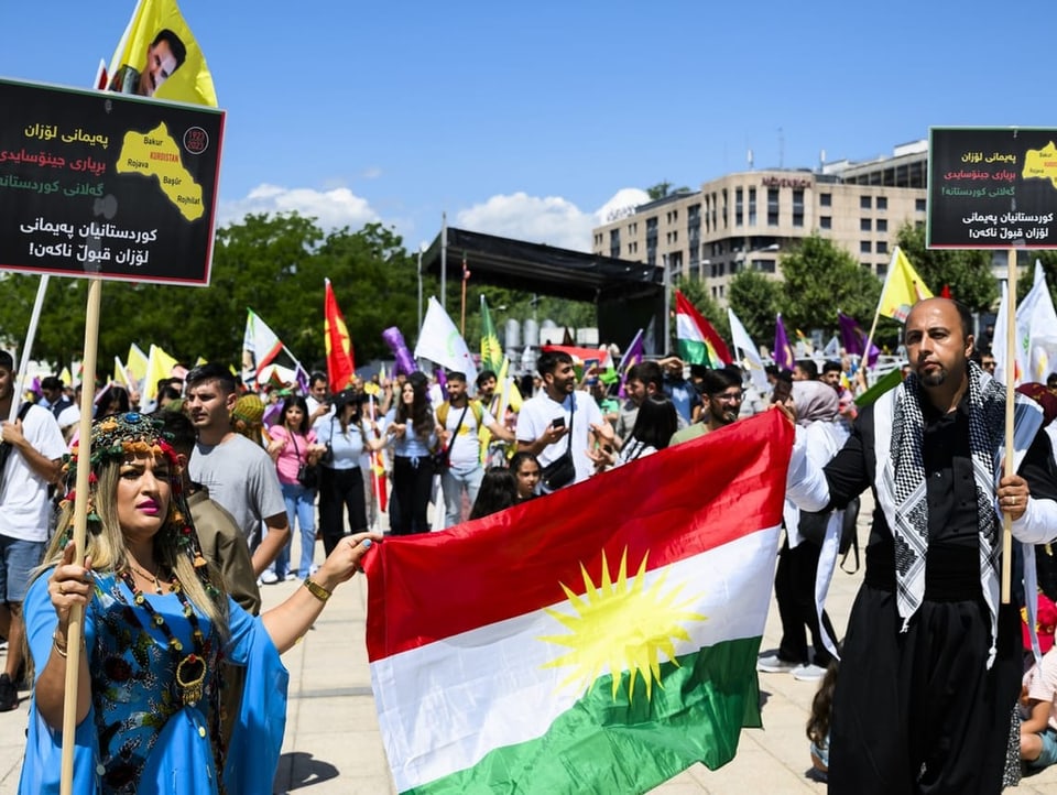 Mitglieder der kurdischen Gemeinschaft nehmen an der Demonstration teil.