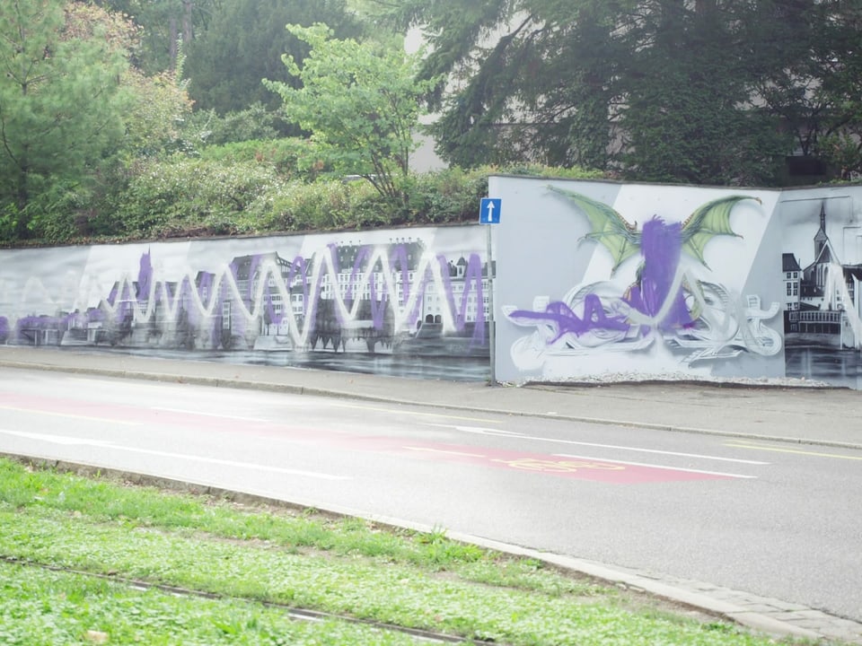Wandbild mit der Silhouette von Basel, es wurde mit zwei Wellenlinien verunstaltet. Eine in Silber und eine in Lila.