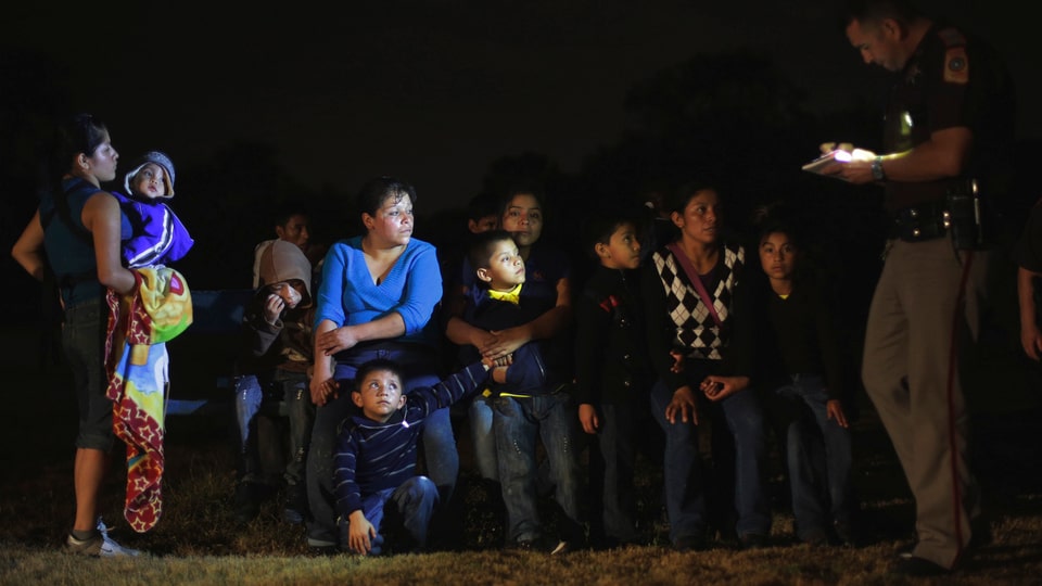 Eine Gruppe von Migranten an der texanischen Grenze.