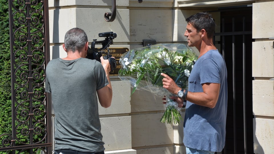 Kameramann und Roman Kilchsperger vor dem Tor zum Haus von Tina Turner