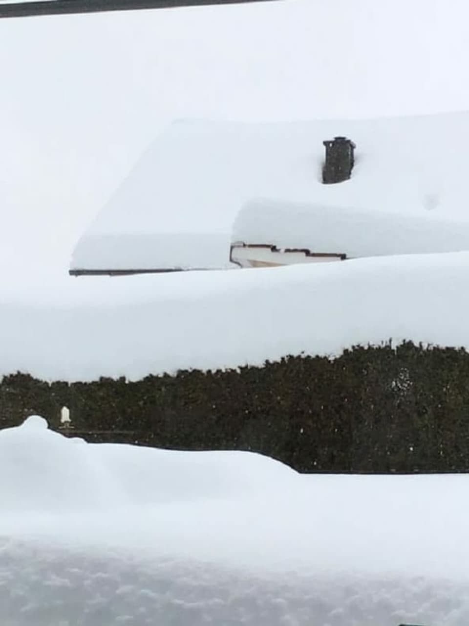Ein Hausdach voller Schnee 