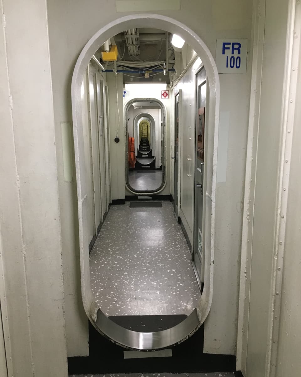 Korridor im Flugzeugträger.