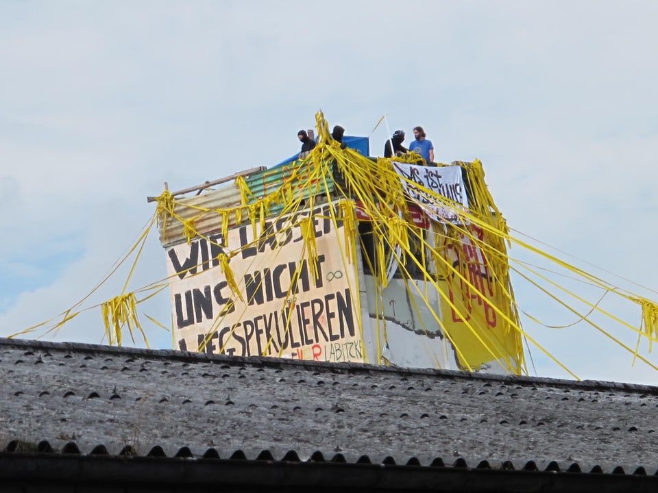 Fünf Personen hielten sich bis am Mittag auf dem Turm auf.