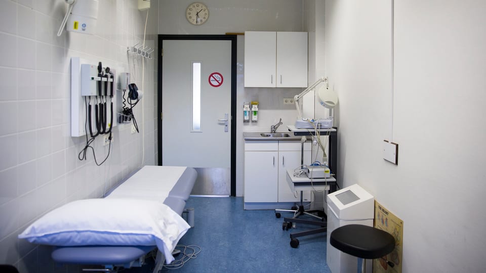 Krankenzimmer mit Pritsche