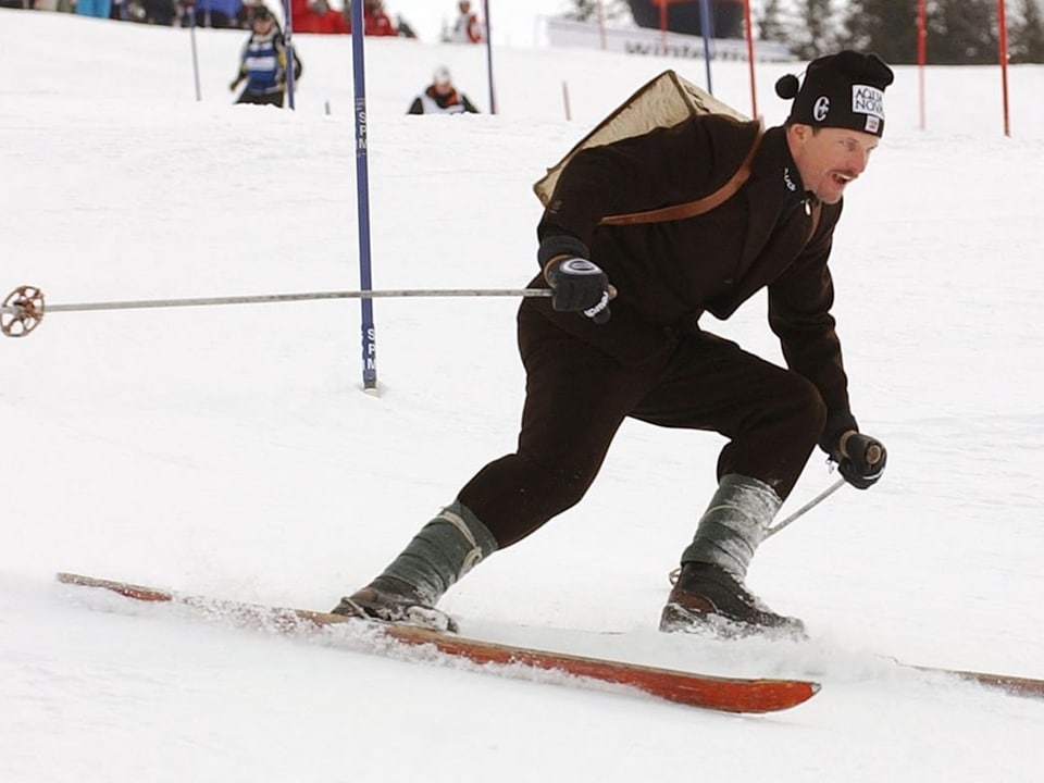 Skifahrer in nostalgischer Kleidung.