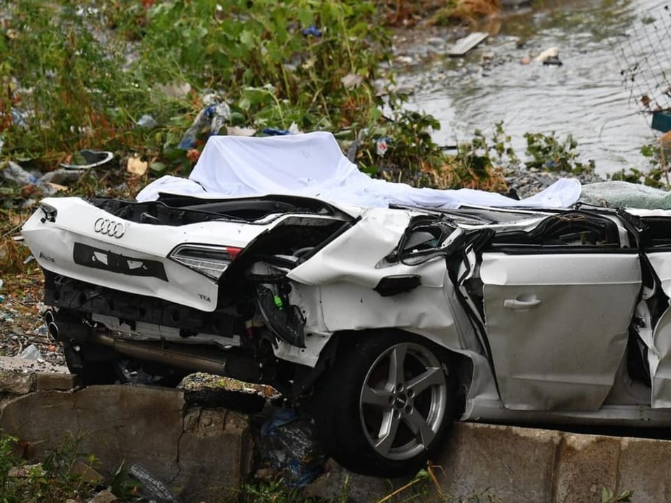 Ein Auto fiel die Brücke hinuter und wurde dadurch zerquetscht. 
