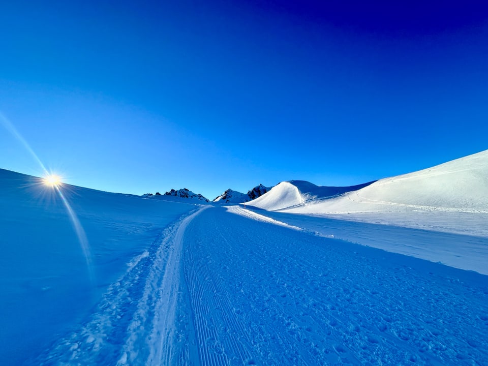Pizol – Traumhafte Winterwanderwege – Stahlblauer Himmel 