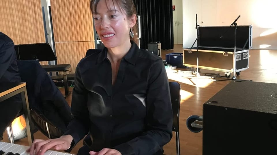 Lorena Dellenbach am Keyboard.