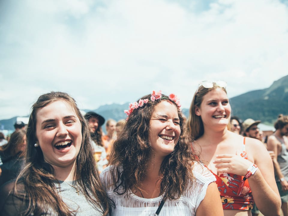 Glückliche Gesichter: Blumenkranz am Openair Lumnezia