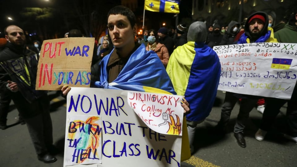 Junge Männer demonstrieren gegen den Krieg