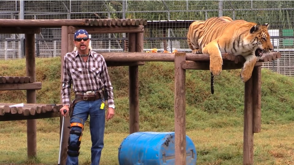 Der «Tiger King» posiert mit einem Tiger in seinem Tierpark.
