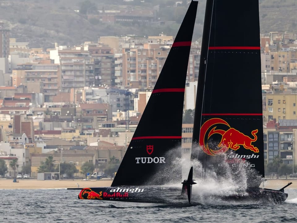 Das Alinghi-Boot in Aktion vor der Küste Barcelonas