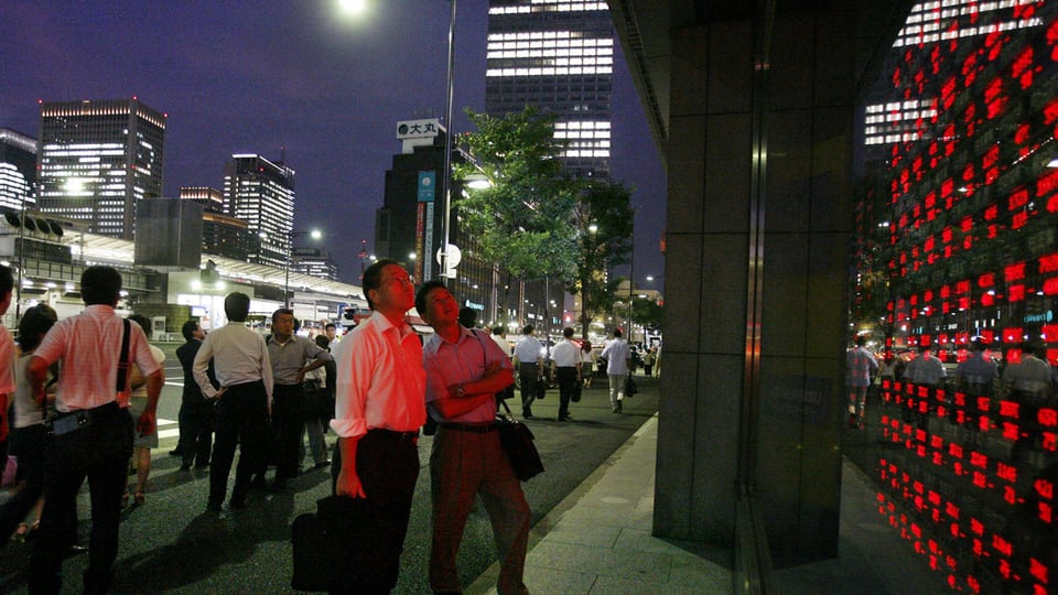 Zwei Japaner studieren die Anzeigetafeln der Tokioter Börse.