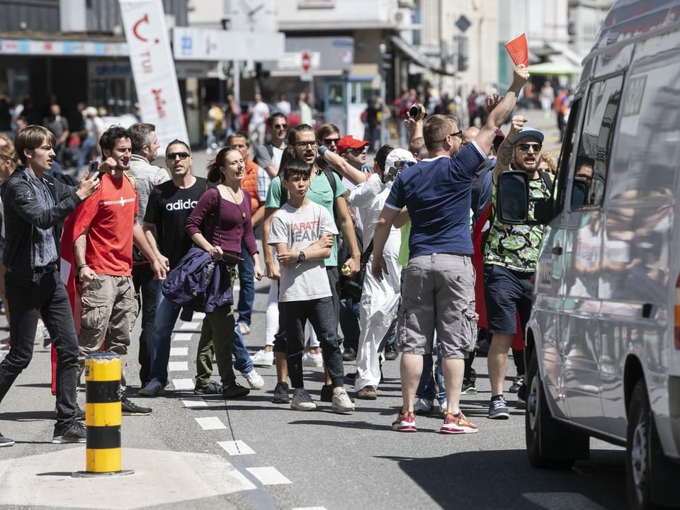 Aarau Demonstranten vor Auto auf Strasse