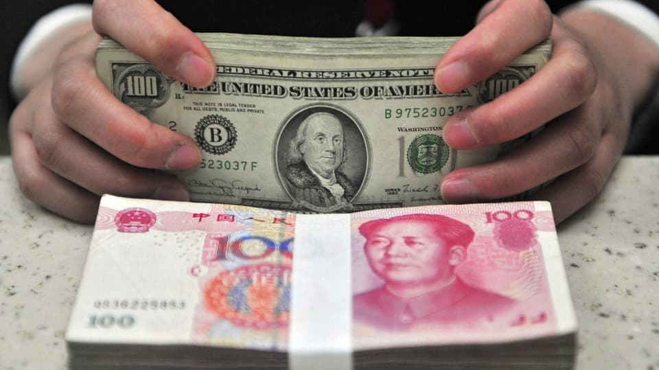 Symbolbild: Dollar- und Yuan-Geldnoten.