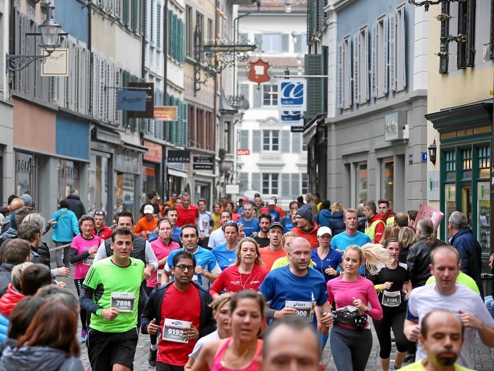 Männer und Frauen an einem Marathon.