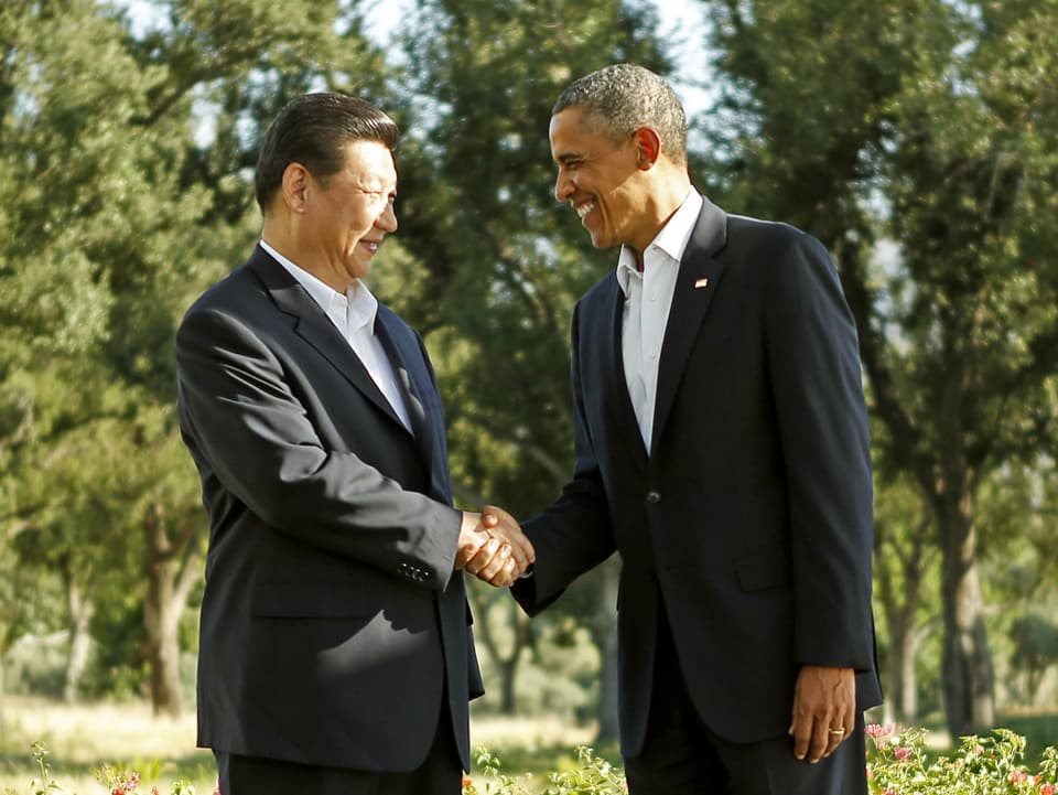 Chinas Präsident Xi Jinping und US-Präsident Barack Obama schütteln einander die Hände und lächeln – ohne Krawatten. (reuters)