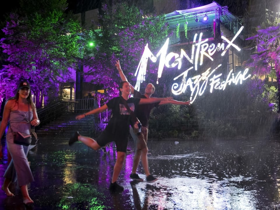 Menschen feiern am Montreux Jazz Festival.