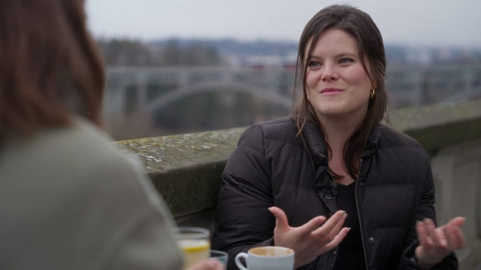 Jaël Binggeli sitzt in einem Café in Bern.