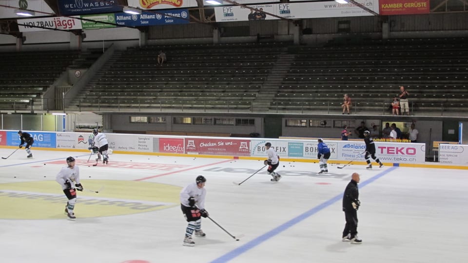 Spieler des EHCO beim Training auf der Eisfläche. 