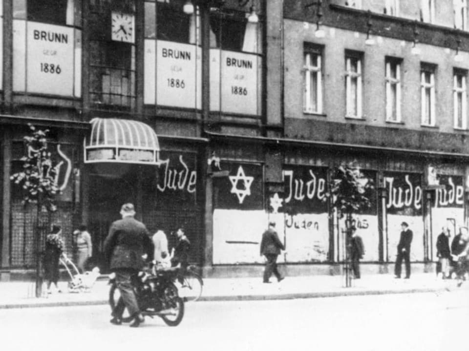 Die Fassade des Moebelgeschaefts Bruenn in Berlin-Weissensee ist mit Judensternen und der Aufschrift «Jude» versehen. 