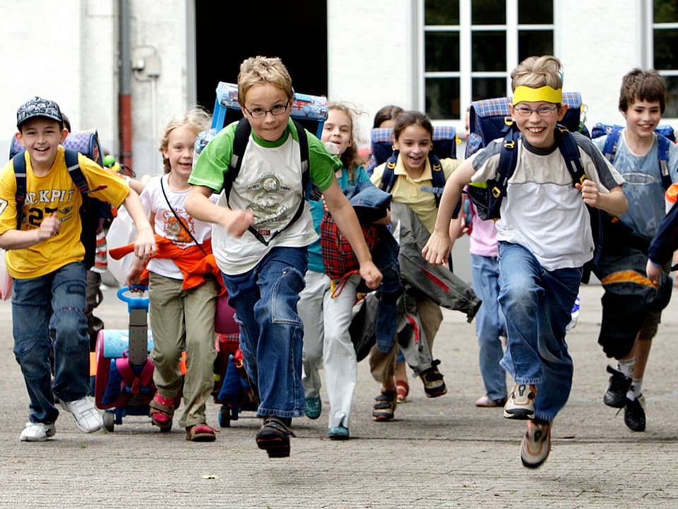 Kinder rennen über den Pausenplatz