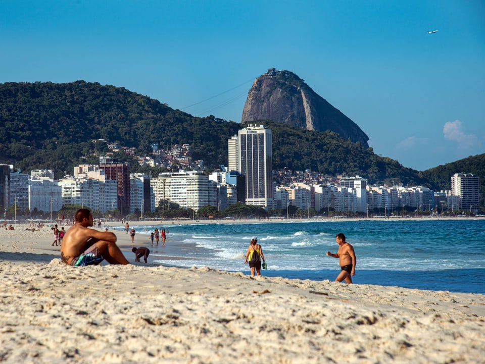 Leute am Strand von Copacabana