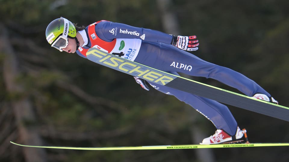 Tim Hug in Nahaufnahme beim Sprung von einer grossen Schanze