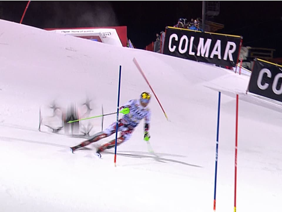 Die Kamera-Drohne stürzt hinter dem Skirennfahrer auf die Piste und zersplittert.